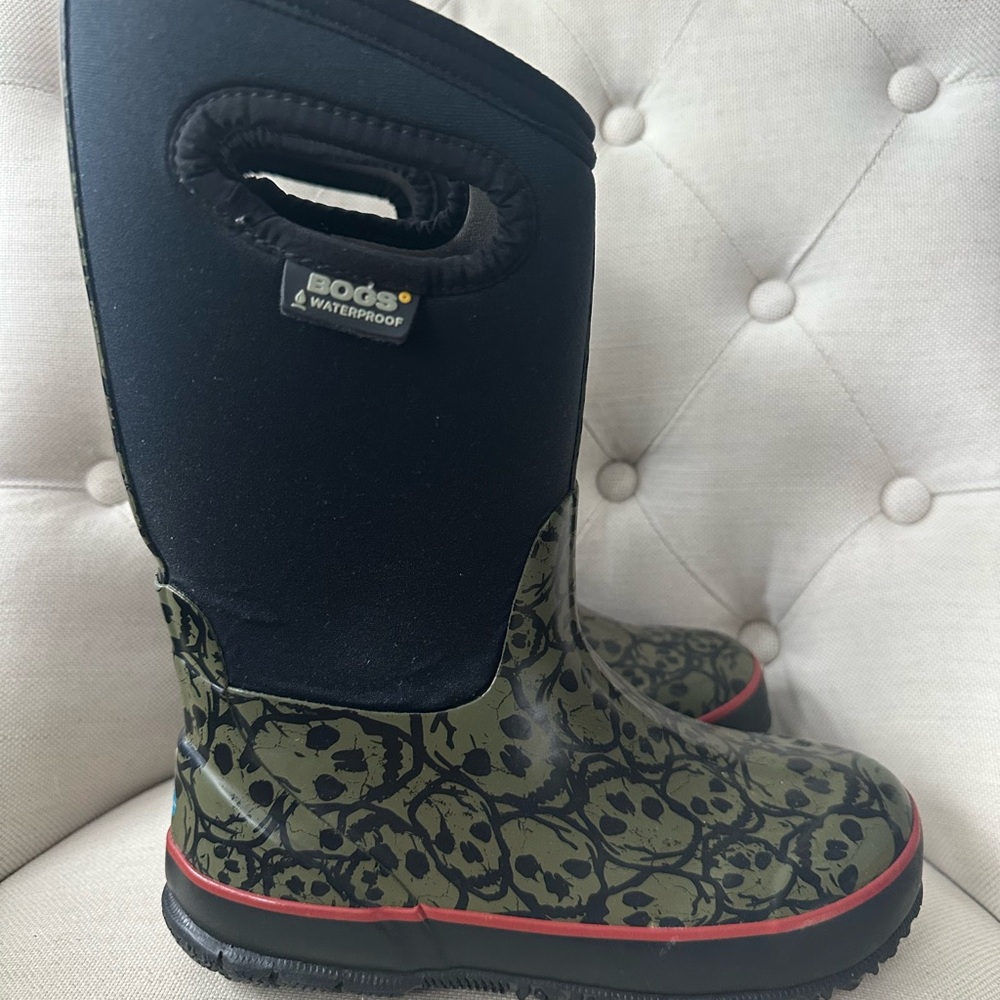 Bogs Kids Waterproof Snow boots size 3 youth EU 35 excellent condition